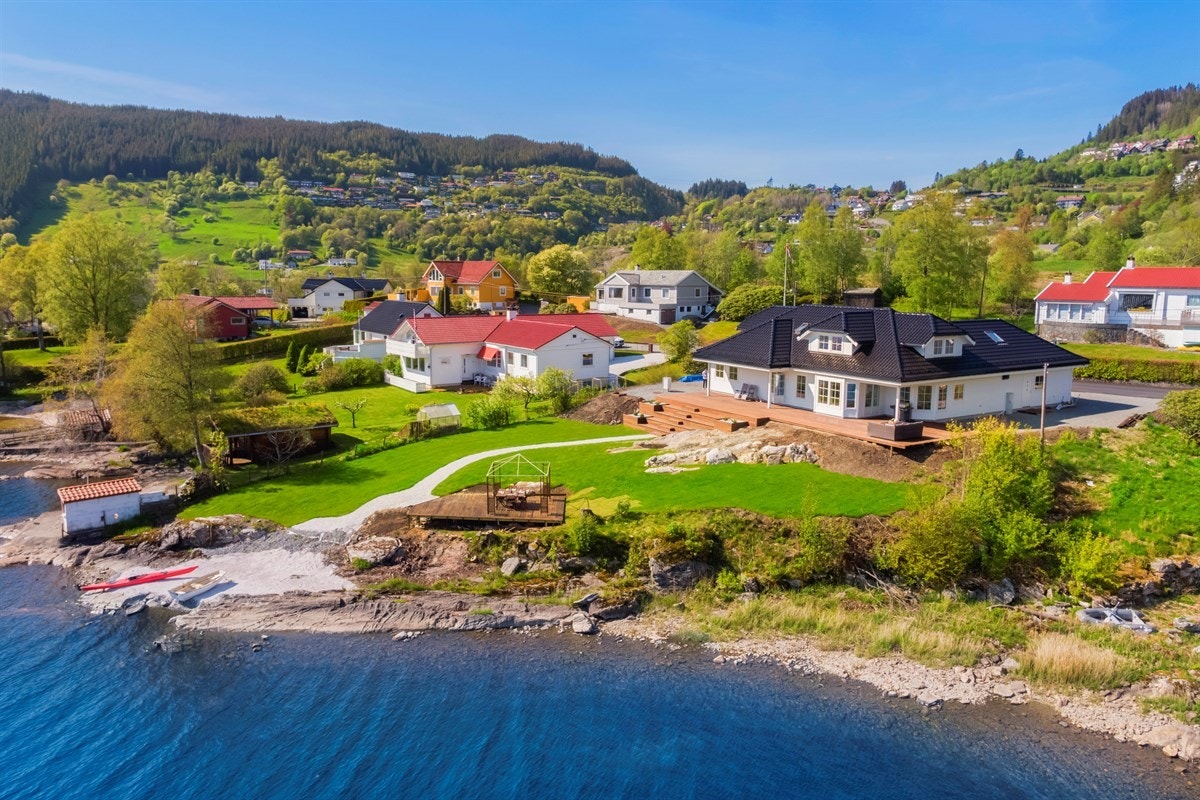 Strandlinje mot Kalandsvatnet. Galleribilde