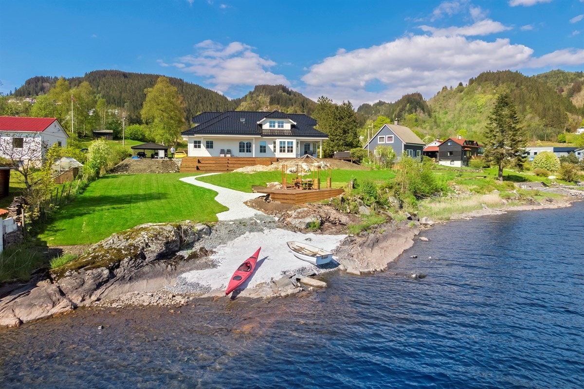 Utgang fra stuen til en stor og flott Royal impregnert terrasse på 150m2 med innebygd trapp ned til boligens plen. Galleribilde
