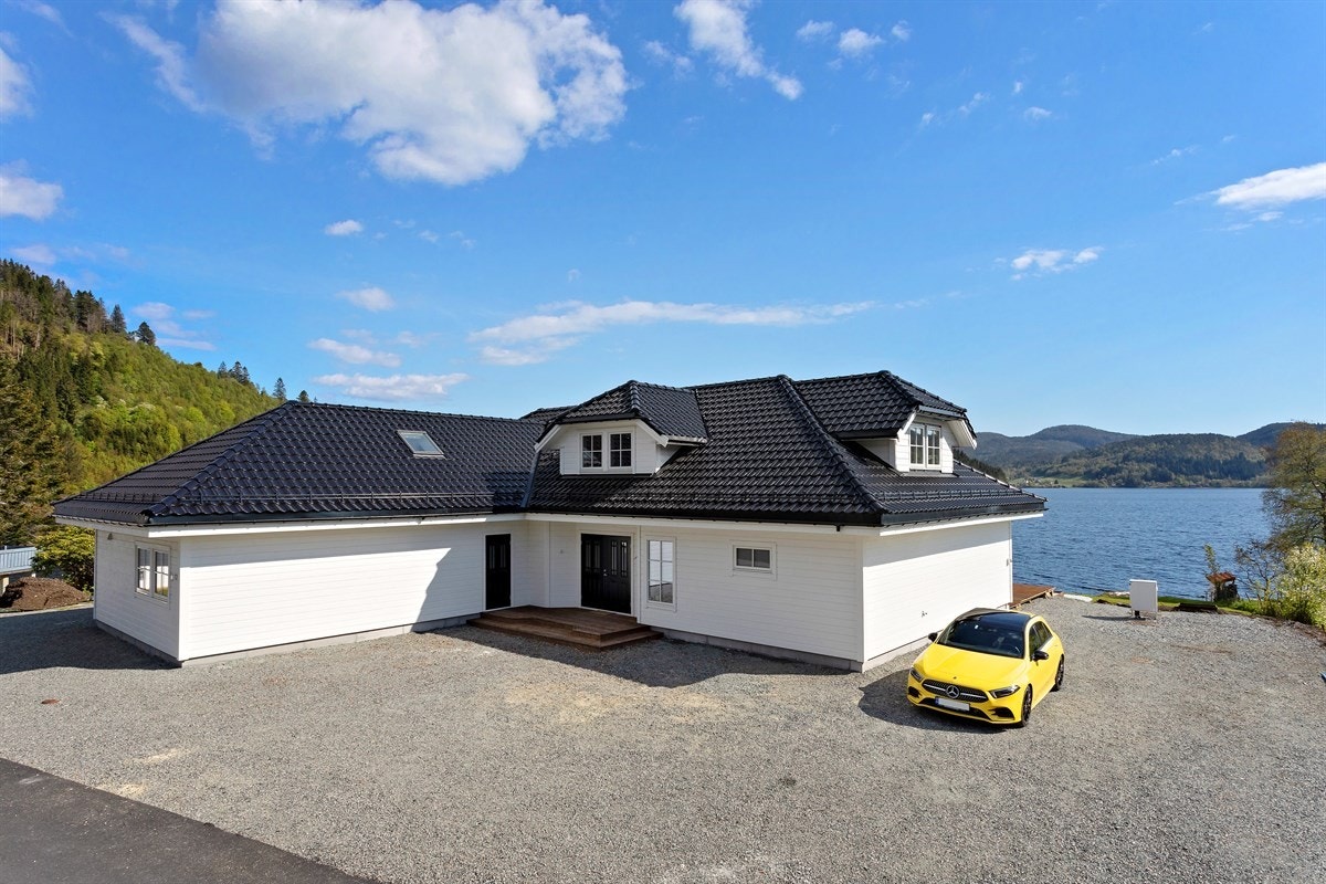 Stor biloppstillingsplass med plass til flere biler. Galleribilde