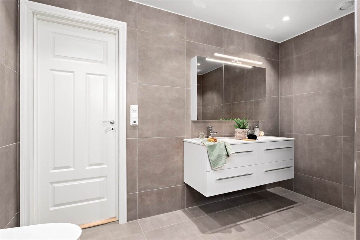 Tilkomst til badet fra hovedsoverommet. Galleribilde