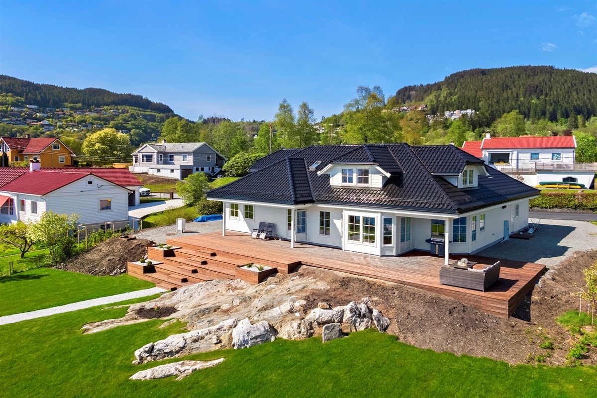 En lekker og romslig enebolig med eksklusive og moderne kvaliteter med idyllisk beliggenhet. Galleribilde