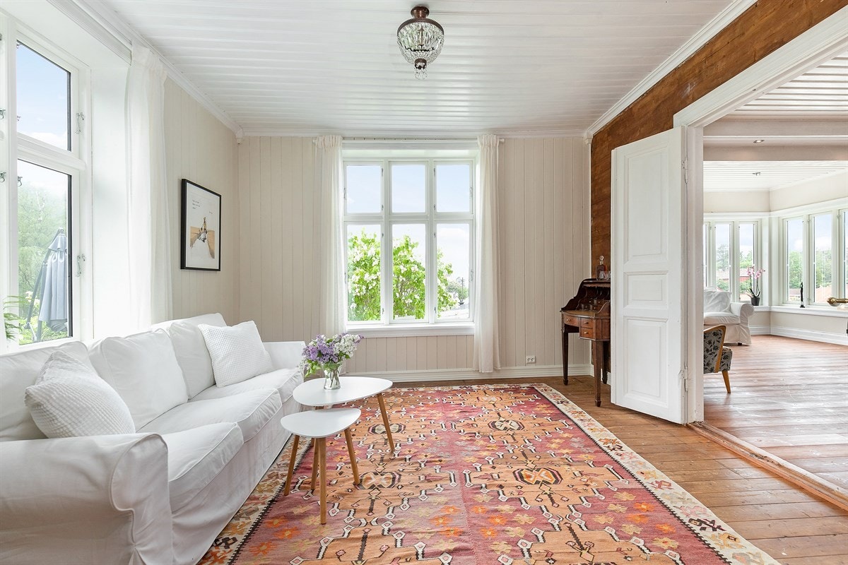 Dobbel fløydør inn til stue nummer tre. Galleribilde