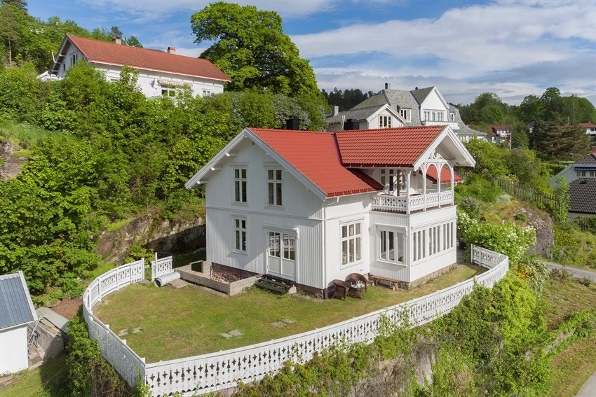 En av Holmsbus vakreste bygninger. Galleribilde