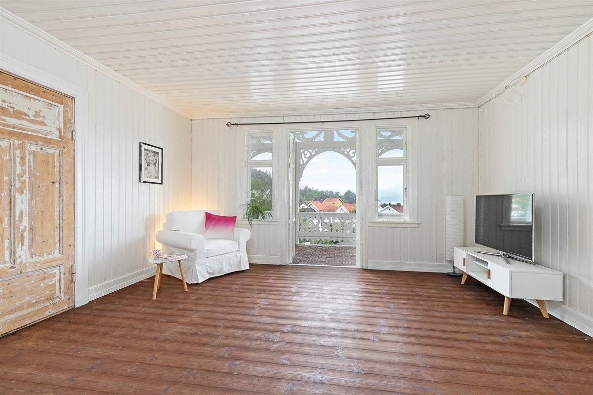 Stor stue som leder ut til rikt utsmykket veranda. Galleribilde