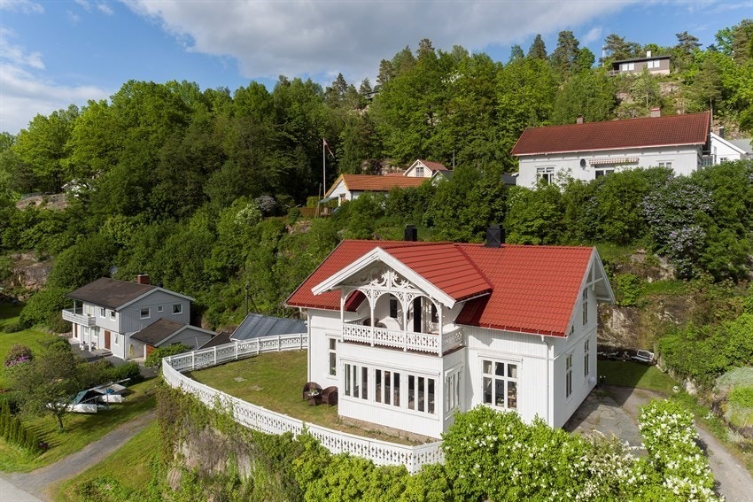 Praktfull sveitservilla med strålende solforhold og nærhet til sjøen. Galleribilde