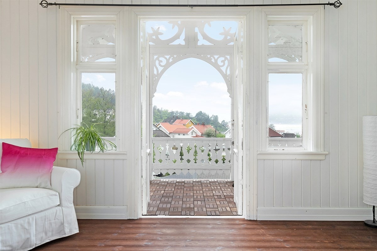 Utgang til veranda fra stuen. Galleribilde