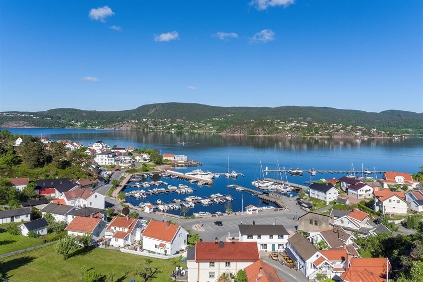 Sjøen ligger bare et steinkast unna. Galleribilde