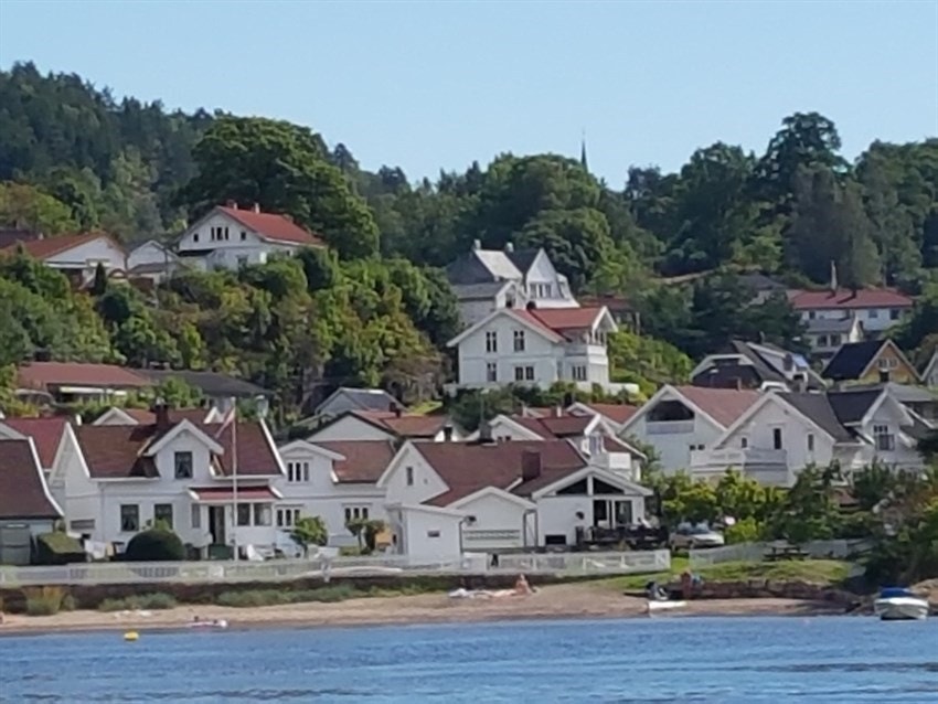Fra huset er det en kort rusletur til nærmeste strand. Galleribilde