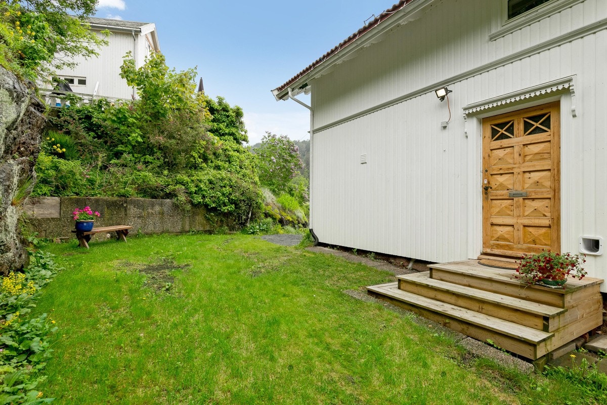 En pen inngangsdør med sjarmerende glassfelt fører inn til boligen. Galleribilde