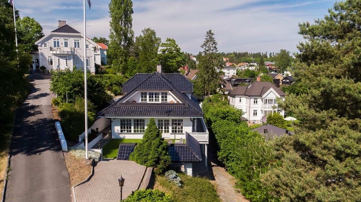 Ønsker man større plenareal er det mulighet for å etablere dette ved siden av terrassen på høyre side ved dette bildet ( Konferer megler for utfyllende infomasjon og tegninger.) Galleribilde