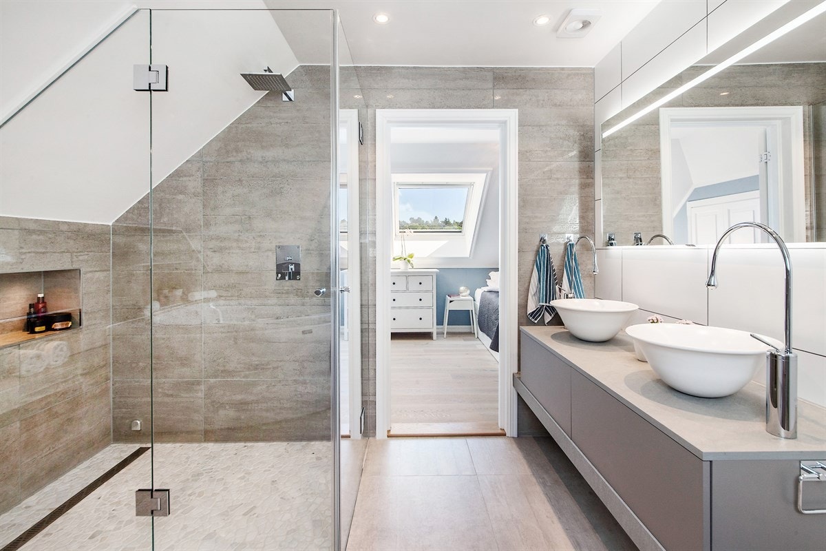 Hovedbadet i andre etasje ligger i behagelig suiteløsning med det største soverommet. Galleribilde