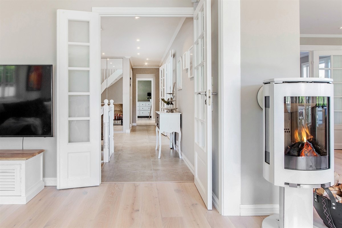 En lekker peisovn i hvit emalje gir rommet det lille ekstra. Galleribilde