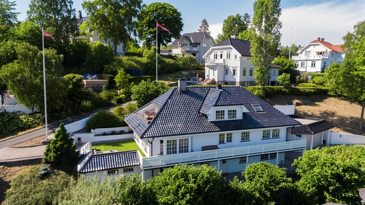 Den er fint opparbeidet med skjermende vekster, har brosteinsbelagt gårdsplass og adkomst Galleribilde