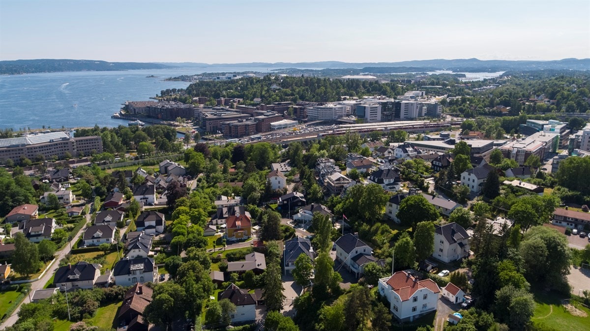 Eiendommen ligger i et attraktivt boligområde på Ullern i Oslo med kort vei inn til sentrum, eller til flotte tur- og friluftsområder som gir gode rekreasjonsmuligheter . Galleribilde