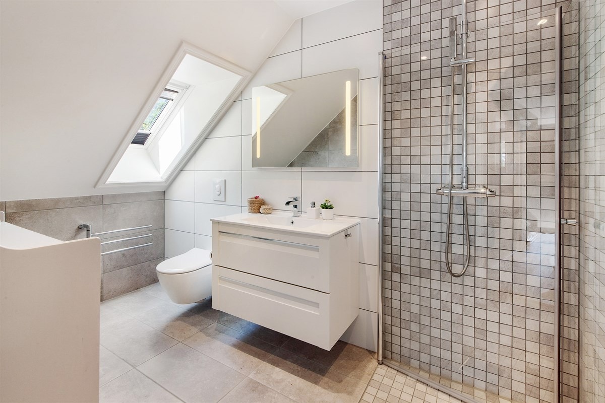 Det andre badet i andre etasje har dusjnisje med innfellbare glassdører og regnfallsdusj. Galleribilde