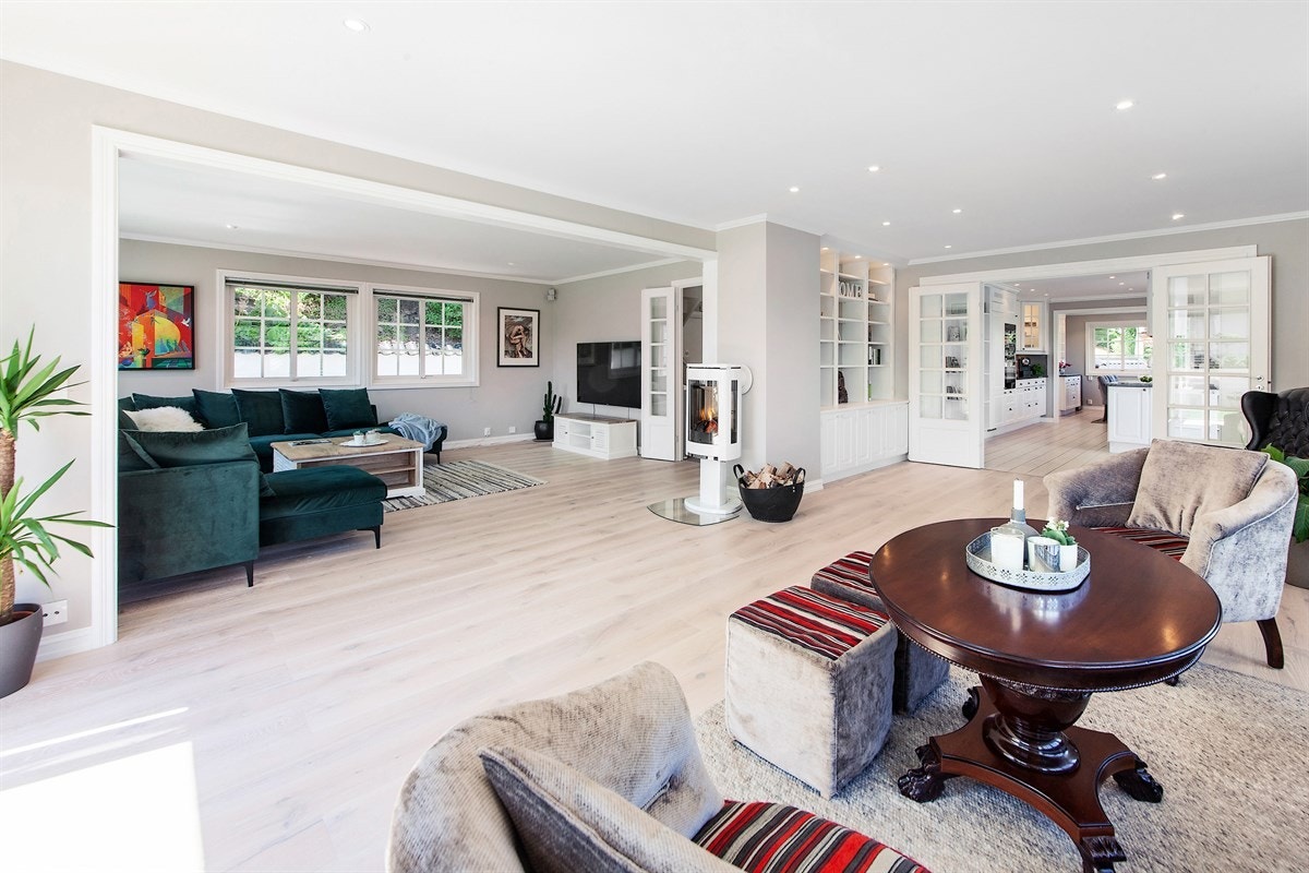 Hovedstuen er stor og flott, lys og luftig. Gode vindusflater, karnapp og terrassedører sørger for at alle deler av rommet fylles med dagslys. Galleribilde