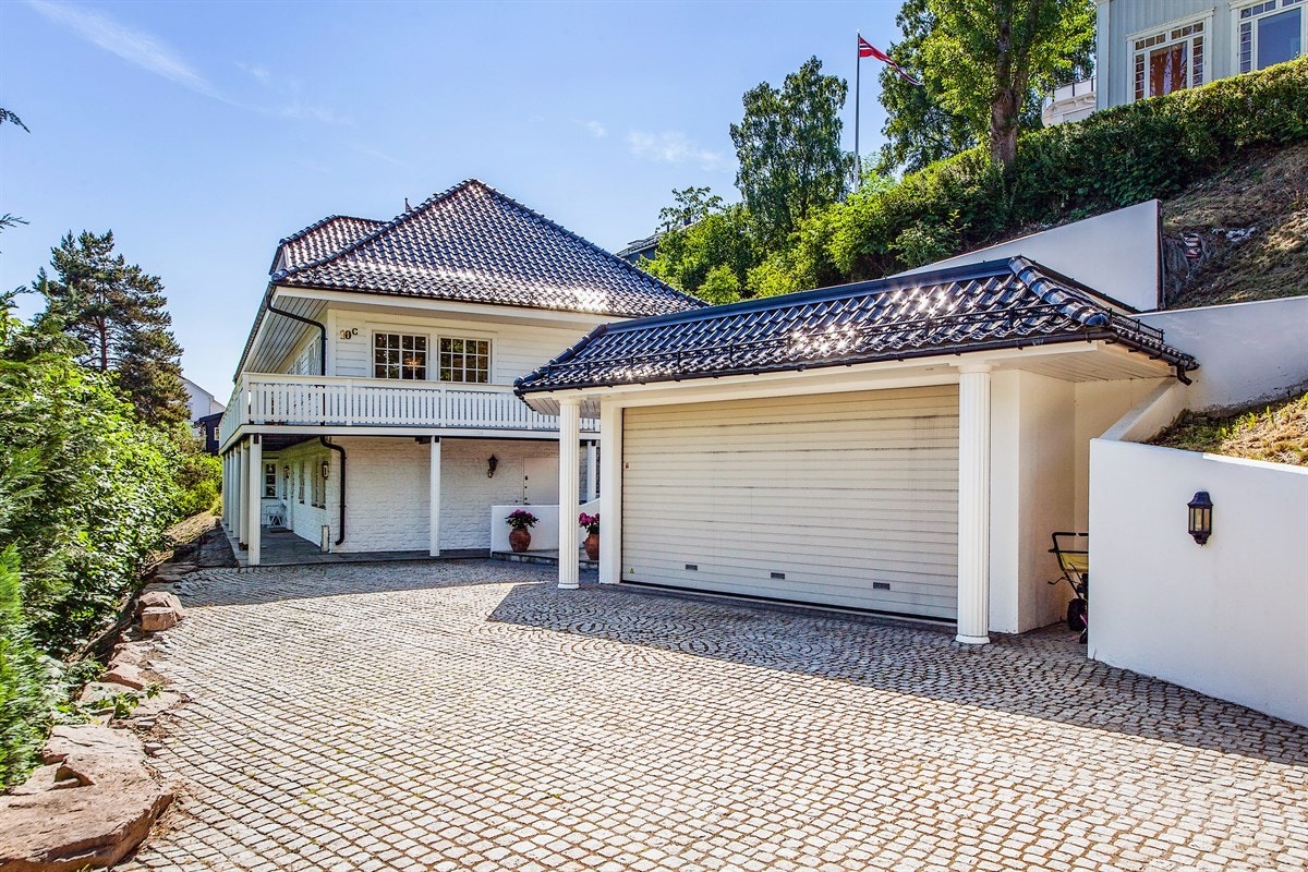 Det er parkering i stor garasje fra 2003 med god plass til to biler og på egen steinsatte gårdsplass. Galleribilde