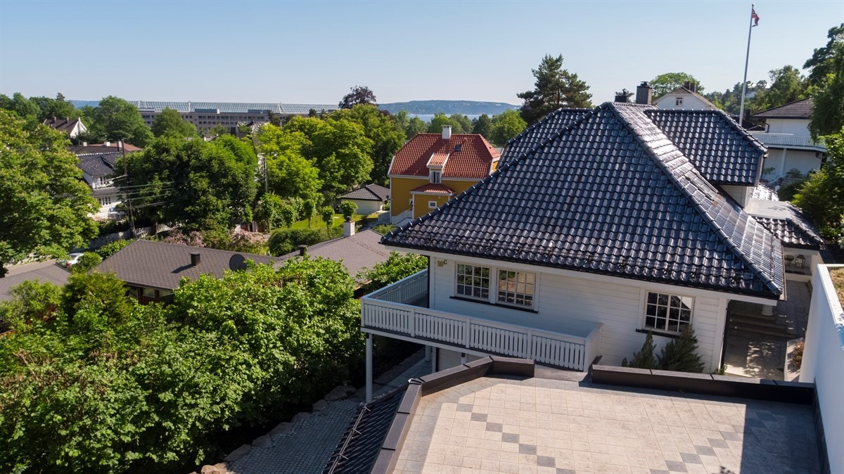 For øvrig er det stor terrasse utenfor stuen og en vinkelterrasse langs tre sider av boligen. Galleribilde
