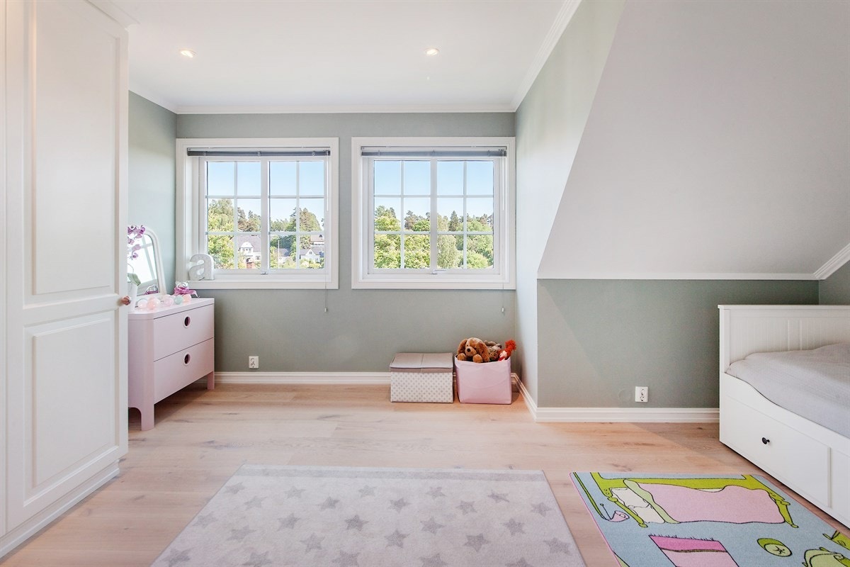 Rommene preges av svale veggfarger og har plassbygde garderobeløsninger. Galleribilde