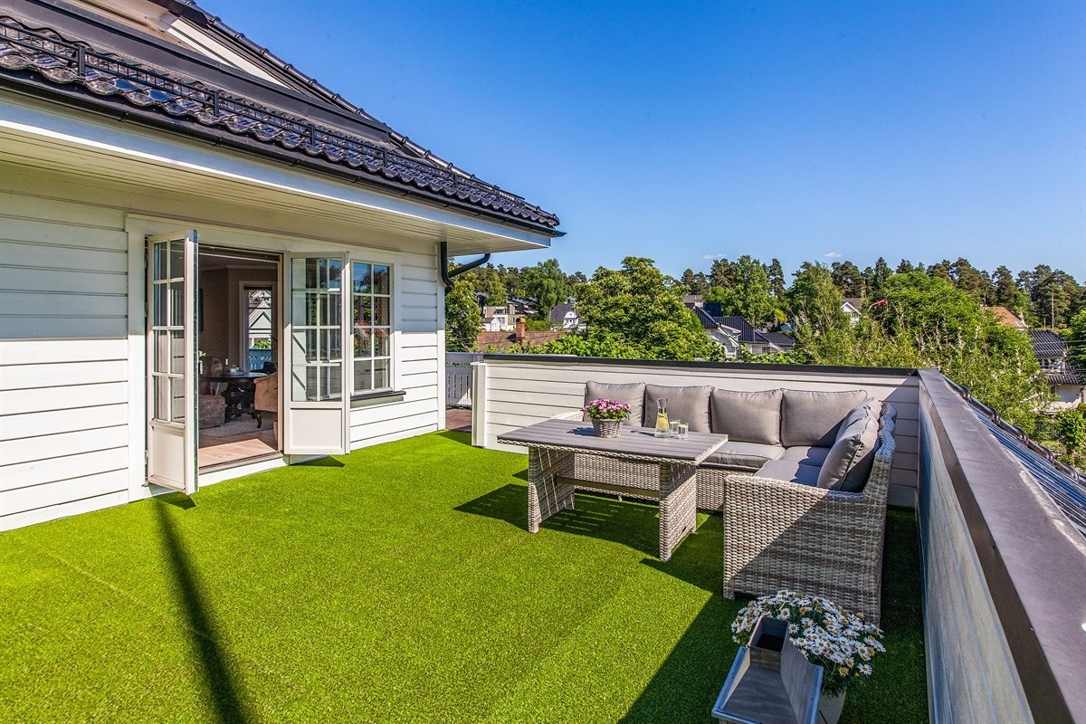 For øvrig er det stor terrasse utenfor stuen. Galleribilde
