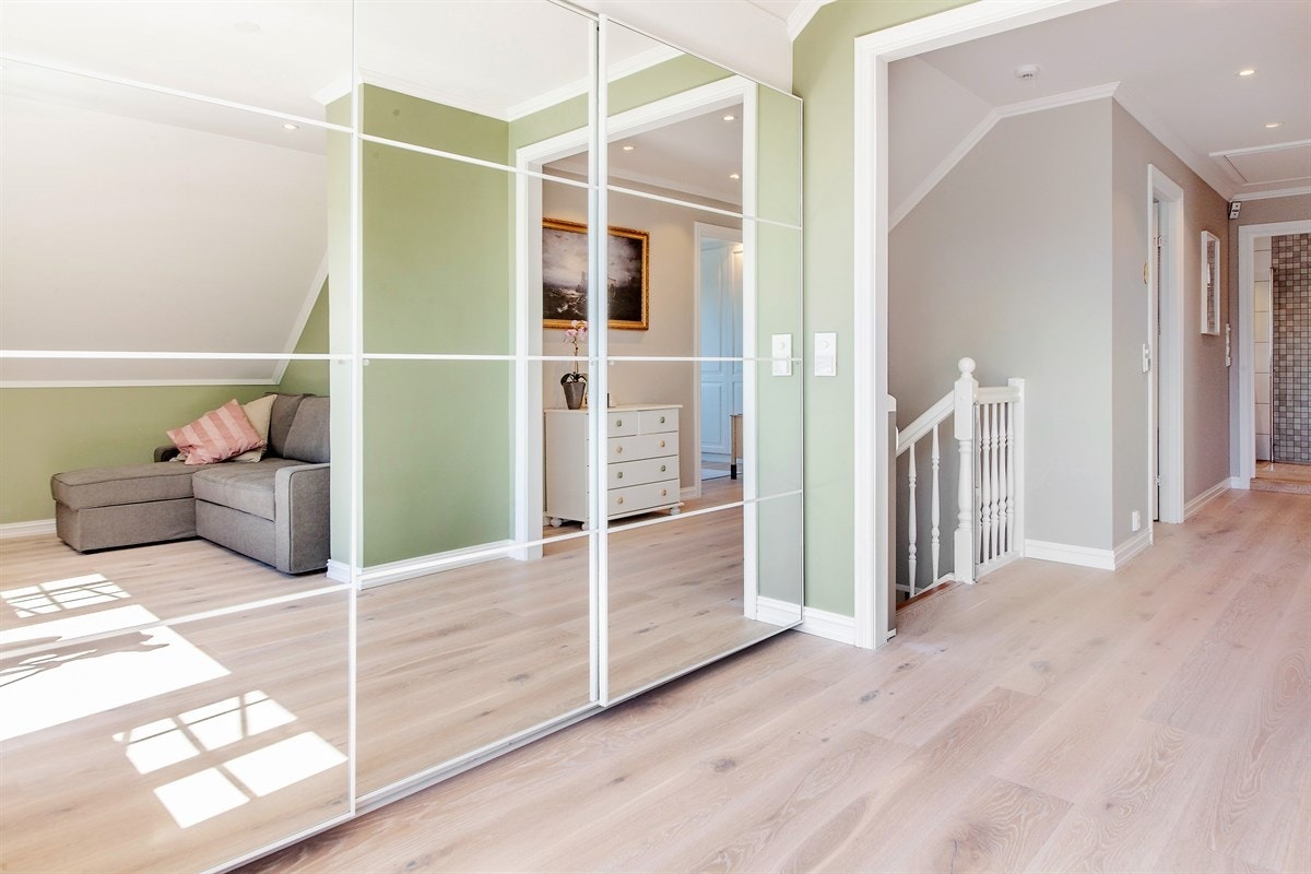 I boligens andre etasje finner vi en fin loftstue med utgang til en inntrukken balkong. En stue som dette gir fin fleksibilitet i hverdagen. Galleribilde