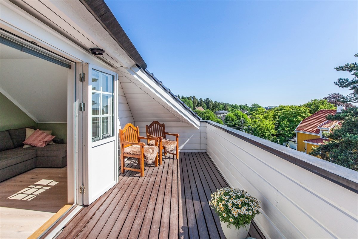 Det er også en inntrukken balkong i andre etasje utenfor loftstuen. Galleribilde