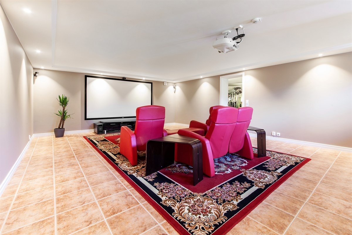 ...et stort medierom med flislagt gulv, samt opplegg for prosjektor og lerret. Galleribilde