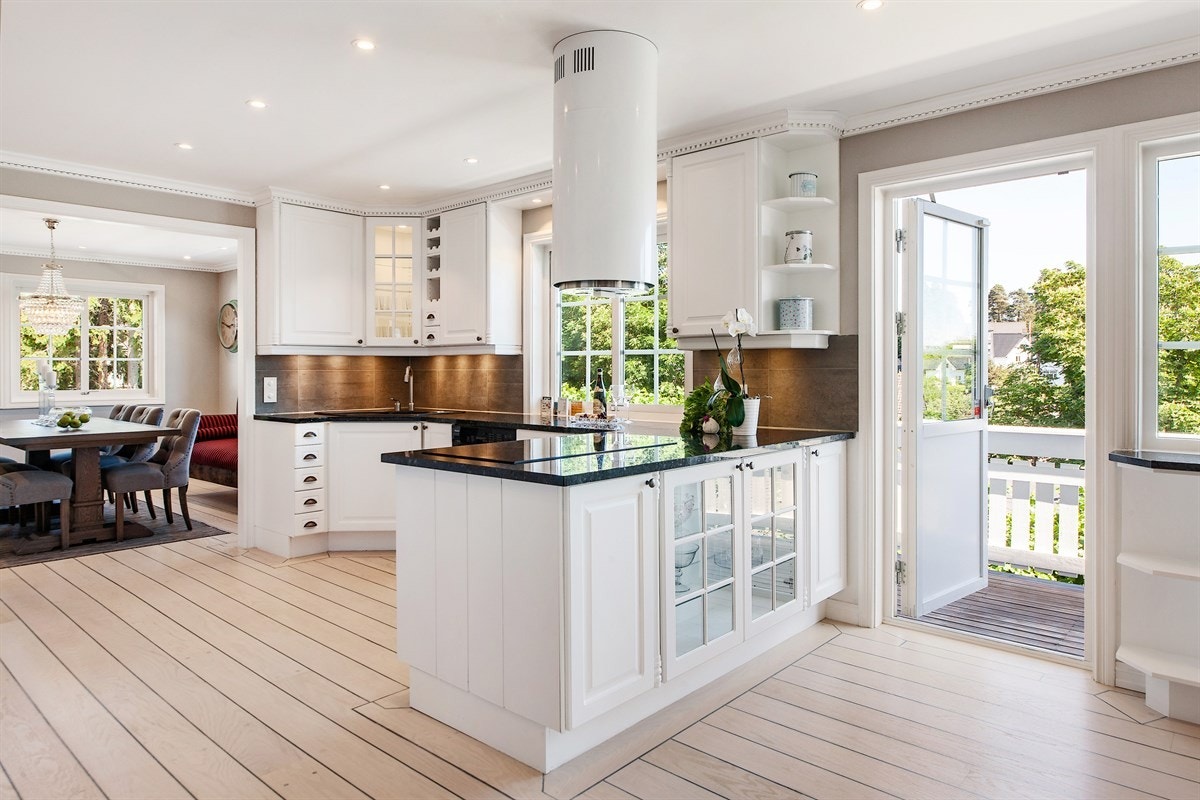 Kjøkkenet er stort og herskapelig med egen spisestuedel innerst i rommet. Galleribilde