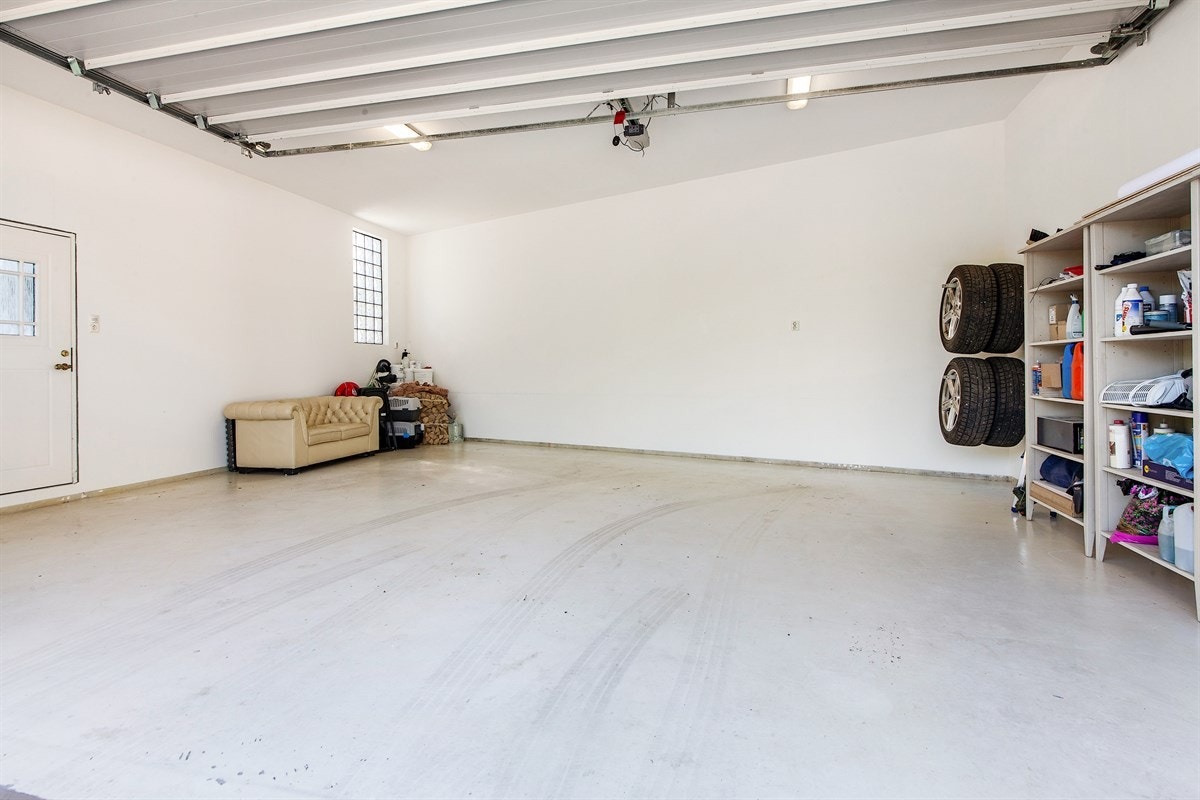 Stor dobbeltgarasje. Galleribilde