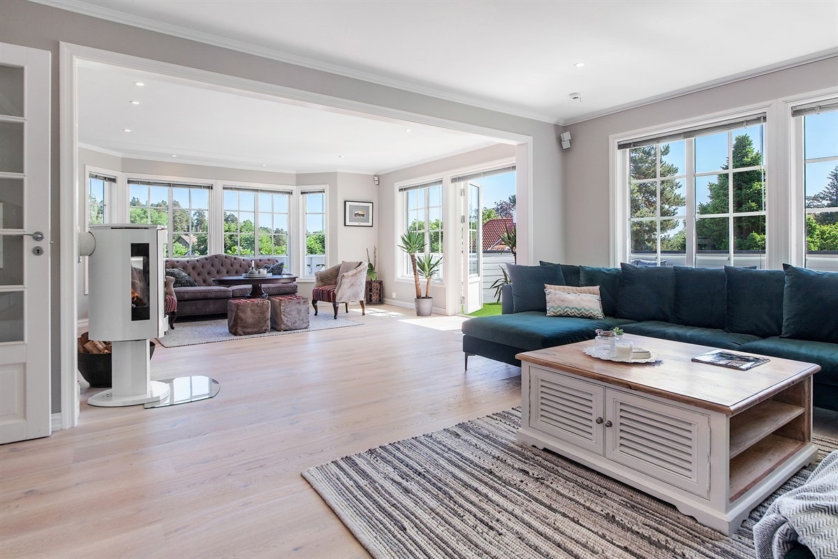 Stuen har lyst parkettgulv i enstavs utførelse fra 2017. Galleribilde