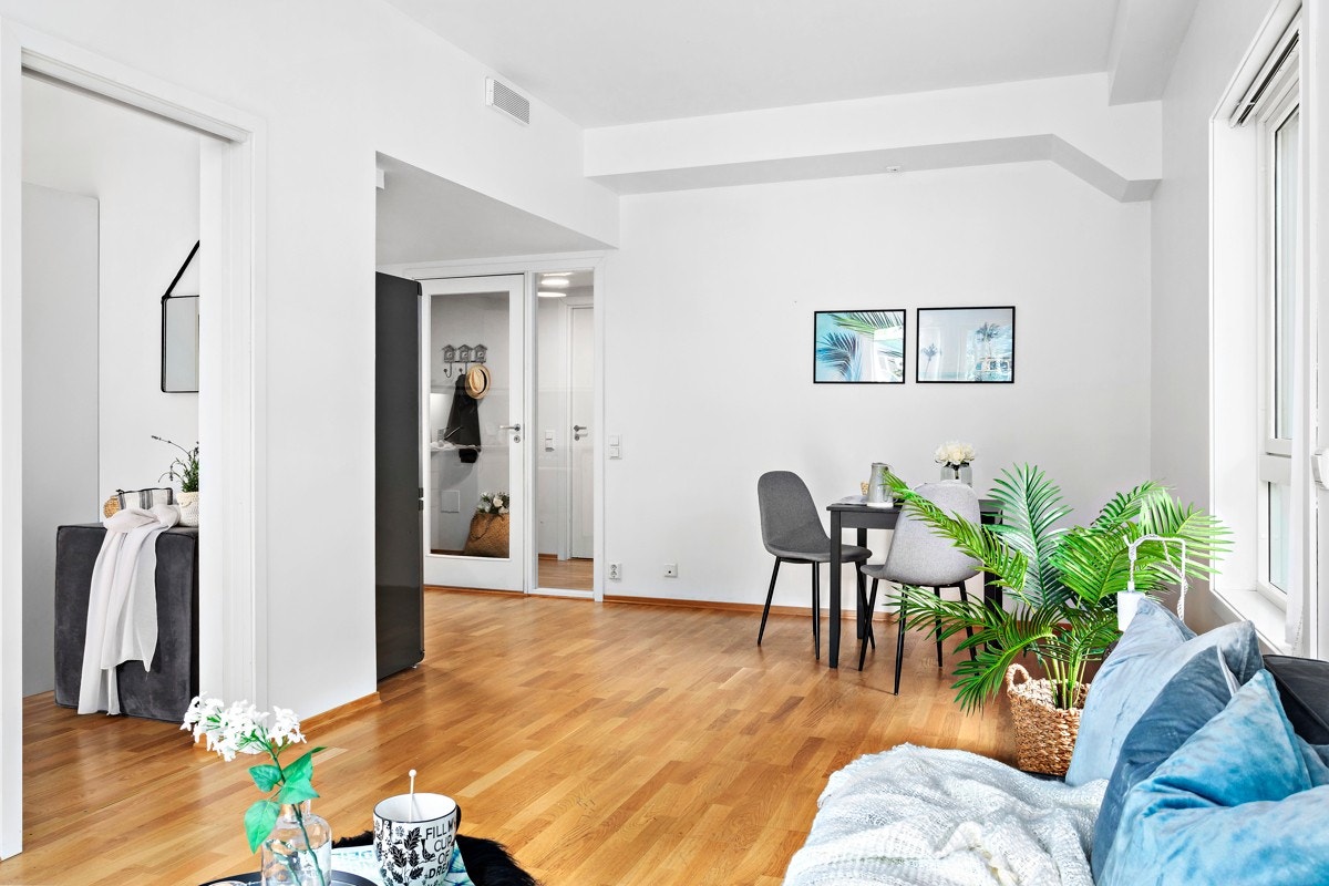 Åpen løsning mellom stue og kjøkken, men likevel med kjøkkenet tilbaketrukket fra sofagruppen. Galleribilde