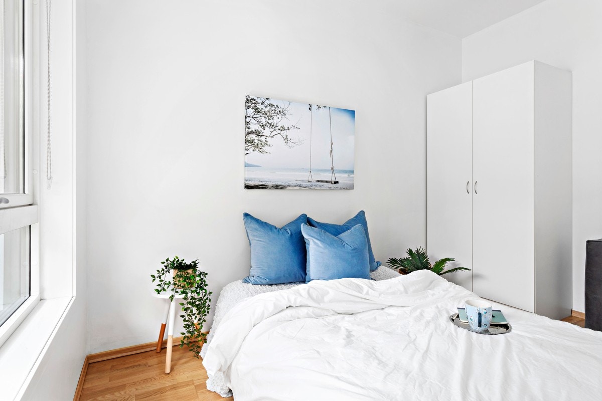 Soverommet ligger innenfor stuen. Nymalt i 2019. Galleribilde