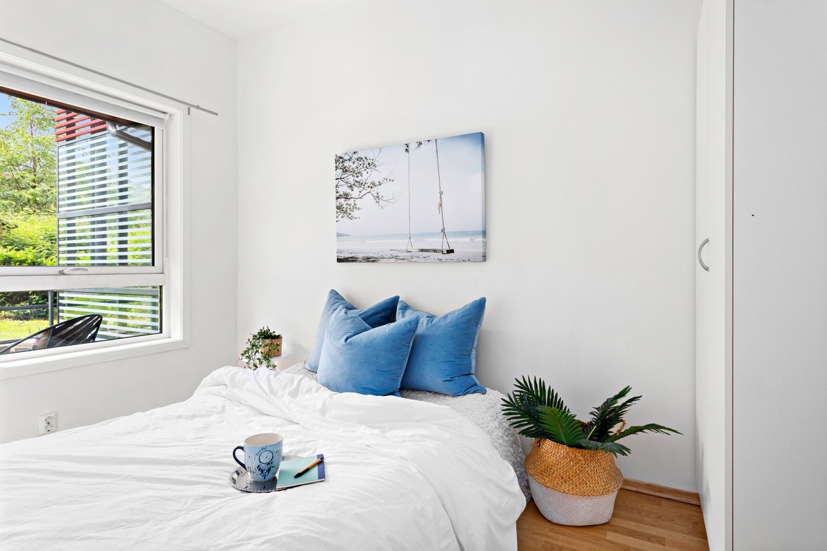 God plass til både seng og garderobe. Galleribilde