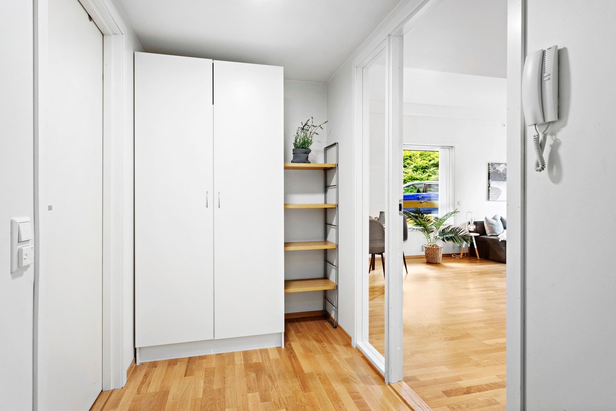 Enté/gang har garderobeskap med plass til yttertøyet. Porttelefon plassert her. Galleribilde