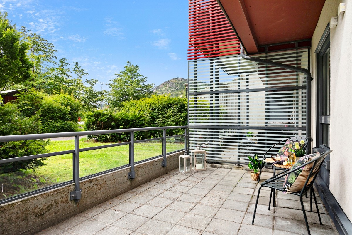 Stor terrasse utenfor stuen. Galleribilde