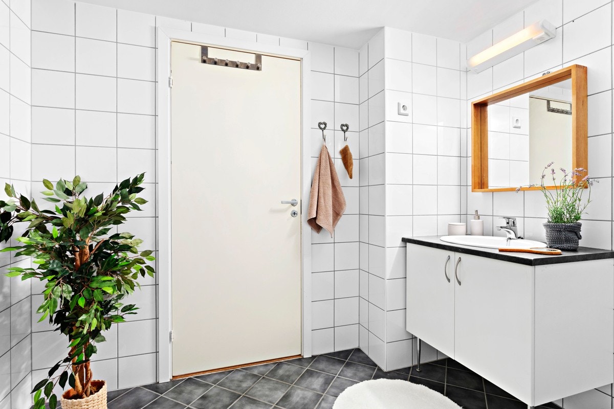 Røropplegg for vaskemaskin på badet. Galleribilde