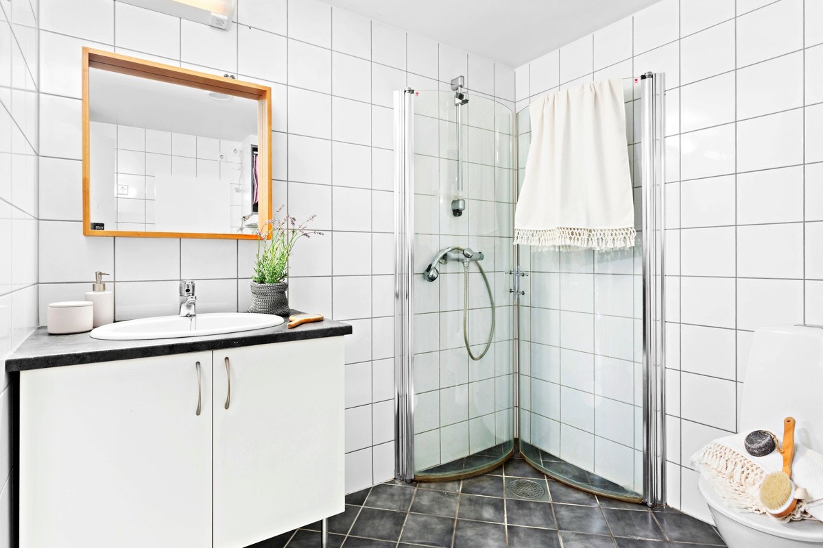 Flott bad med fliser på gulv og vegger. Varmekabler i gulv. Galleribilde