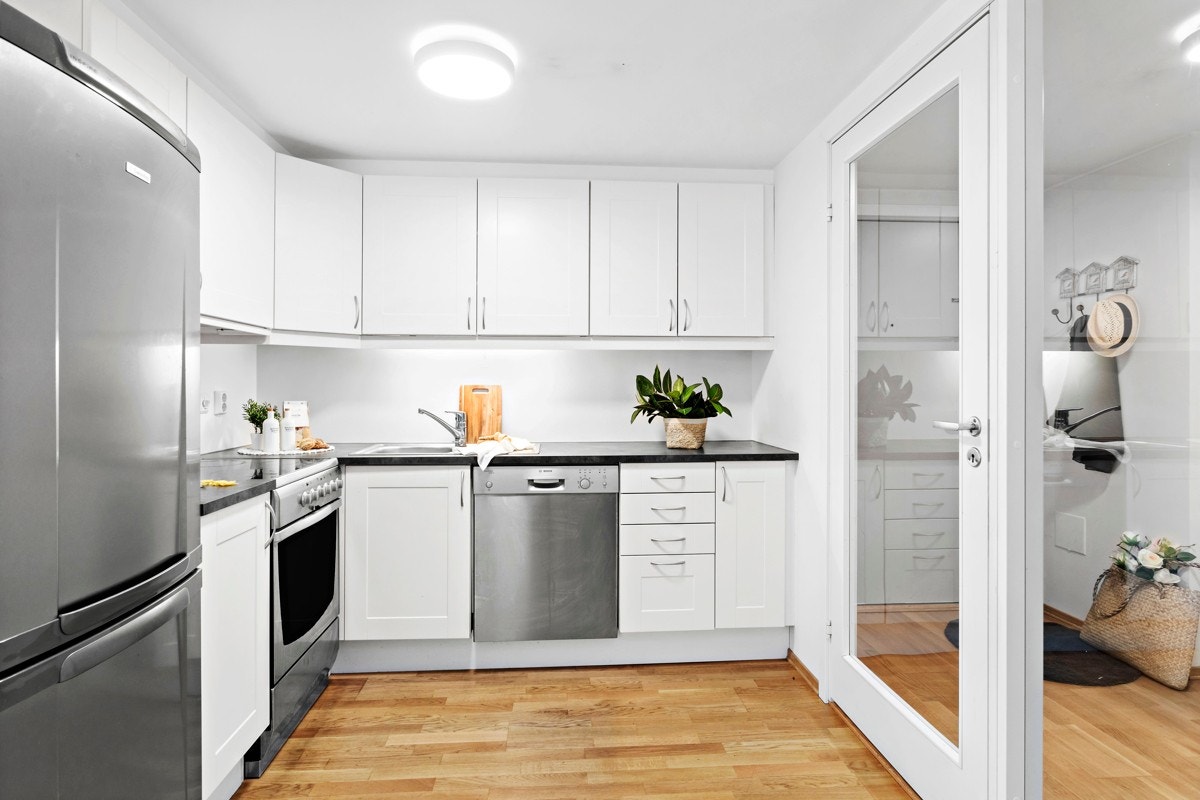 Godt med benk- og skapplass. Glassdør videre ut til entré/gang. Galleribilde