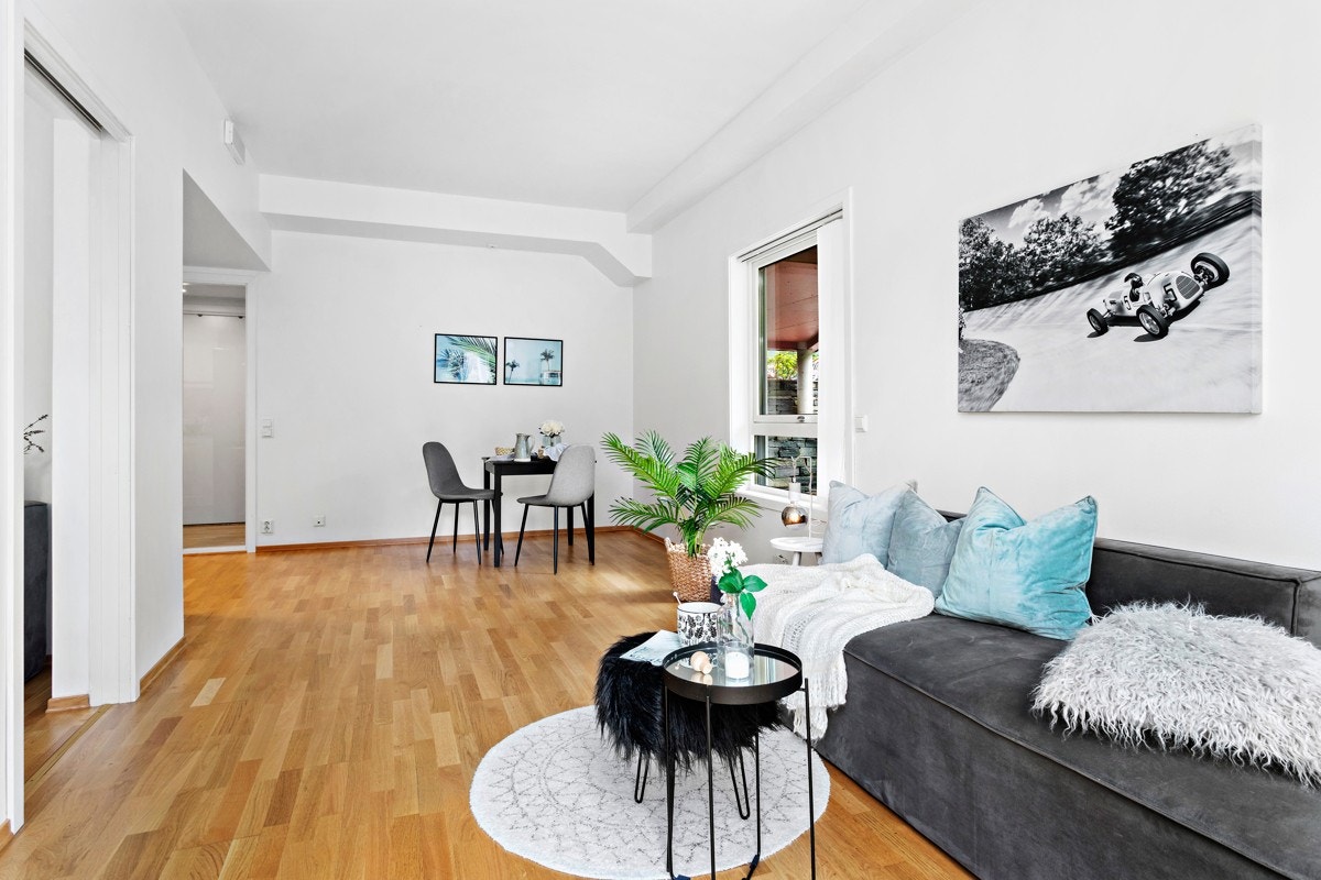 Stue og soverom er nymalt. God plass til både sofagruppe og spisebord. Galleribilde