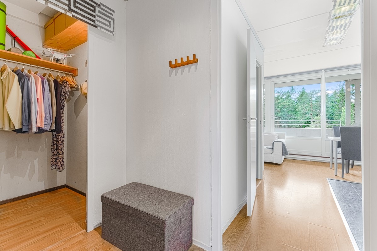 Bod i entré som gir ekstra oppbevaringsplass og fungerer som et walk-in-closet Galleribilde