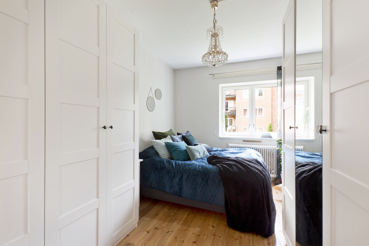 Det fine soverommet har god plass til både dobbeltseng, nattbord og masse oppbevaringsplass. Store vindusflater sørger for at du kan våkne med morgenlyset! Galleribilde