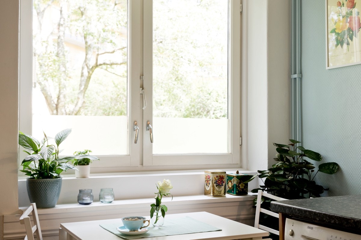 Det er plass til å kose seg med frokosten på kjøkkenet, mens du nyter utsynet mot det grønne på yttersiden! Galleribilde