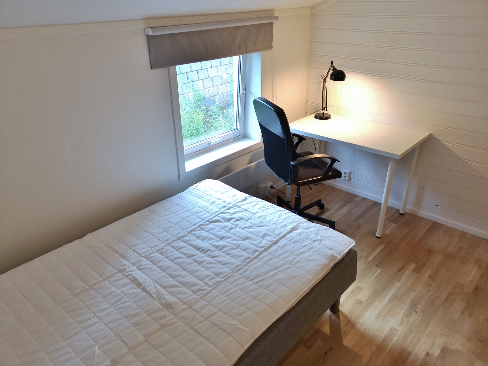 Rom 6, cirka 10 m2. 120 cm seng. UTLEID Galleribilde