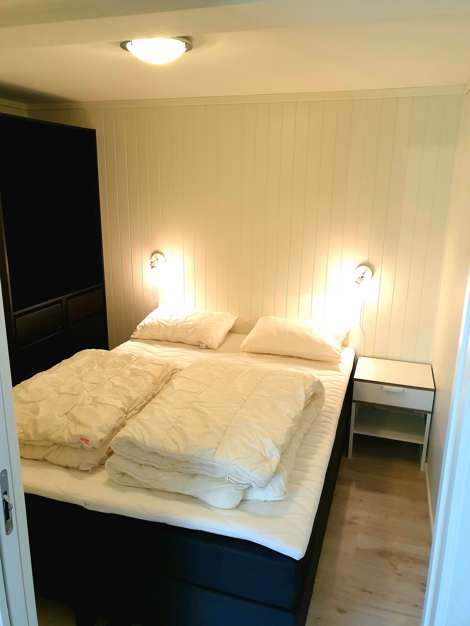 Soverom med dobbeltseng og garderobeskap Galleribilde