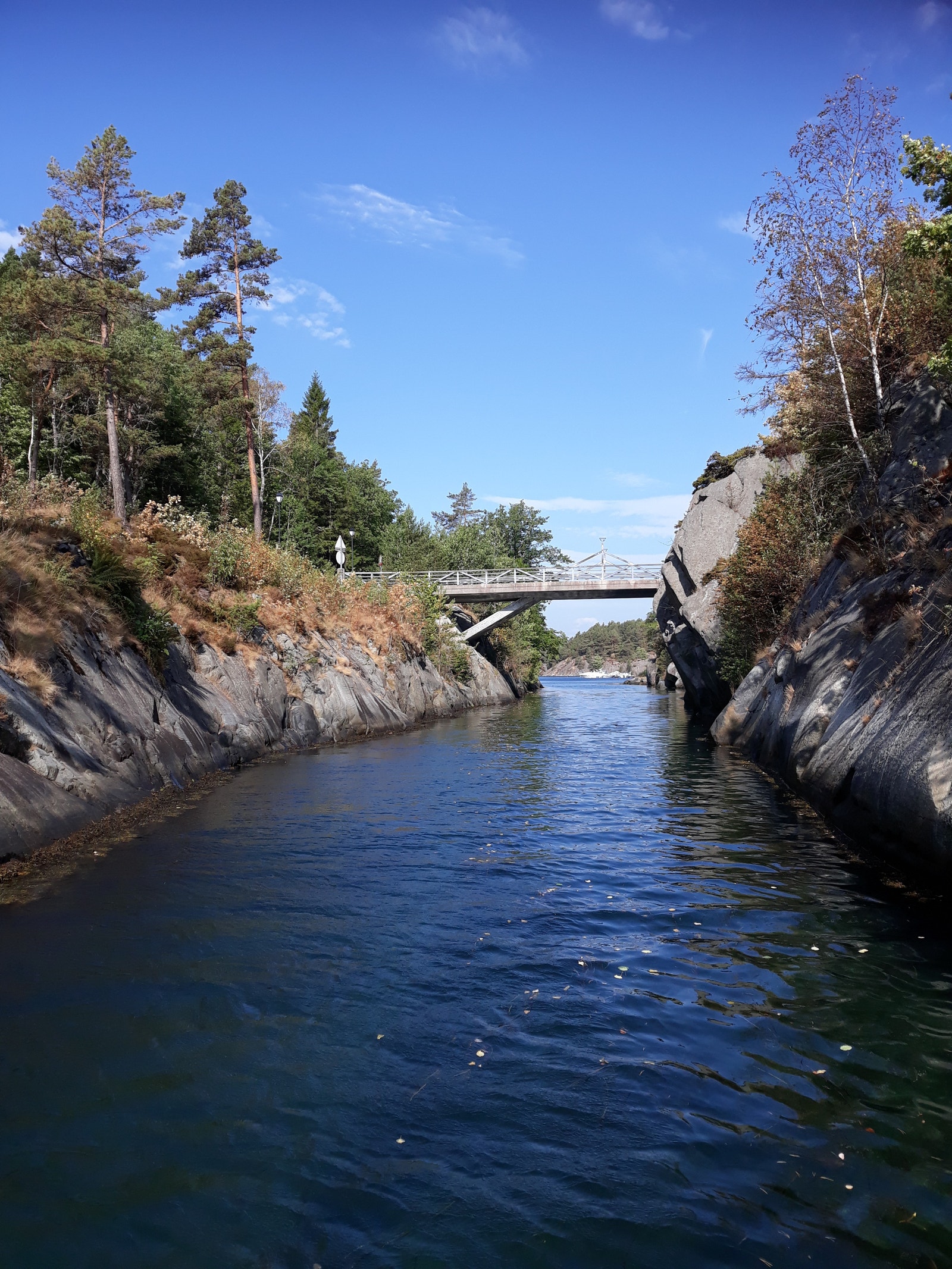 Kassenkanalen med badeplass 2 min fra huset. Galleribilde
