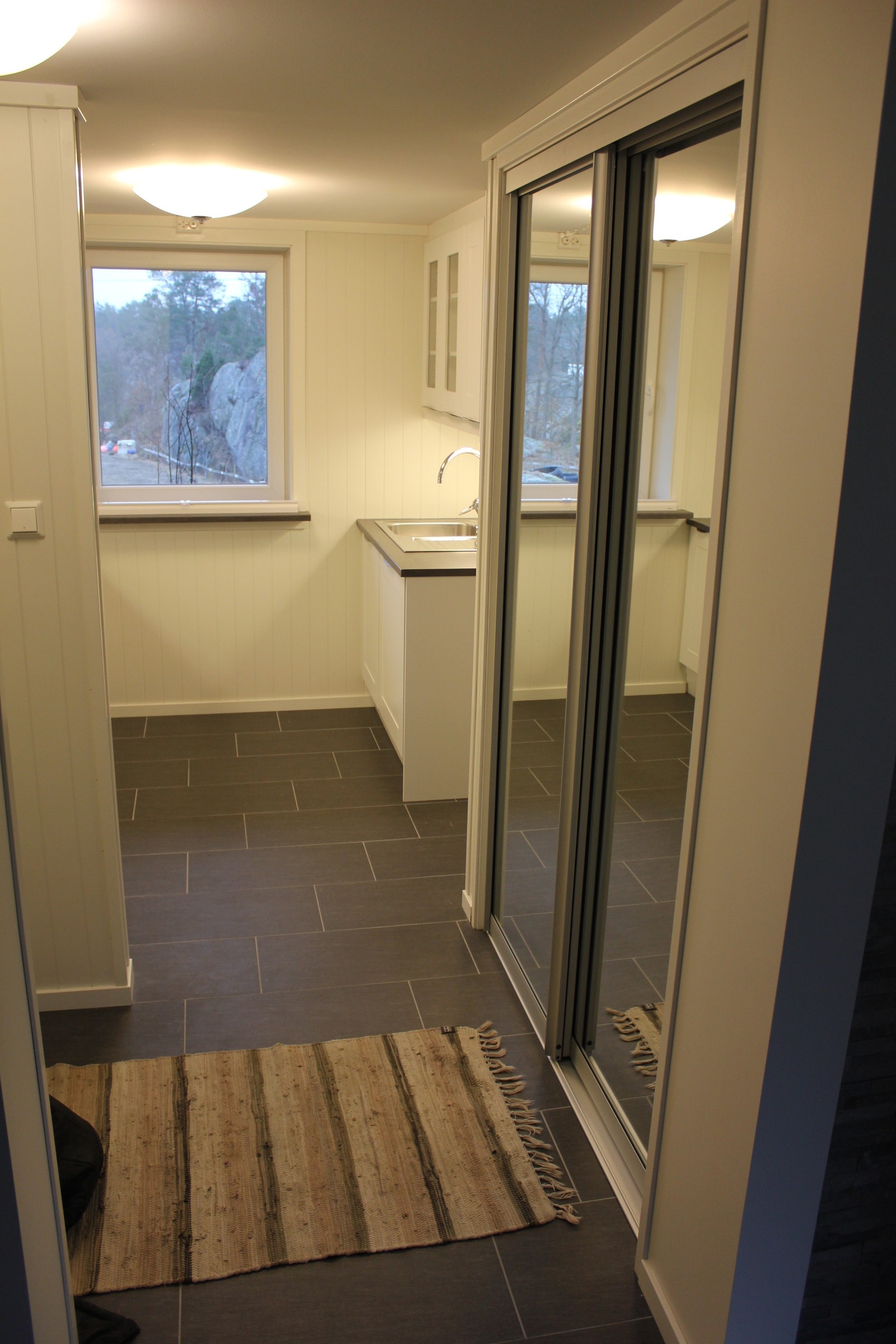 Gang med skyvedørsgarderobe Galleribilde