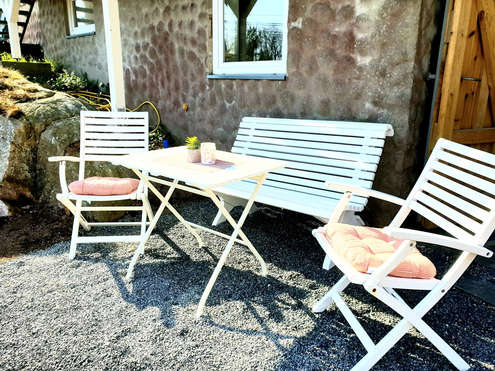 Koselig uteplass i morgensola Galleribilde