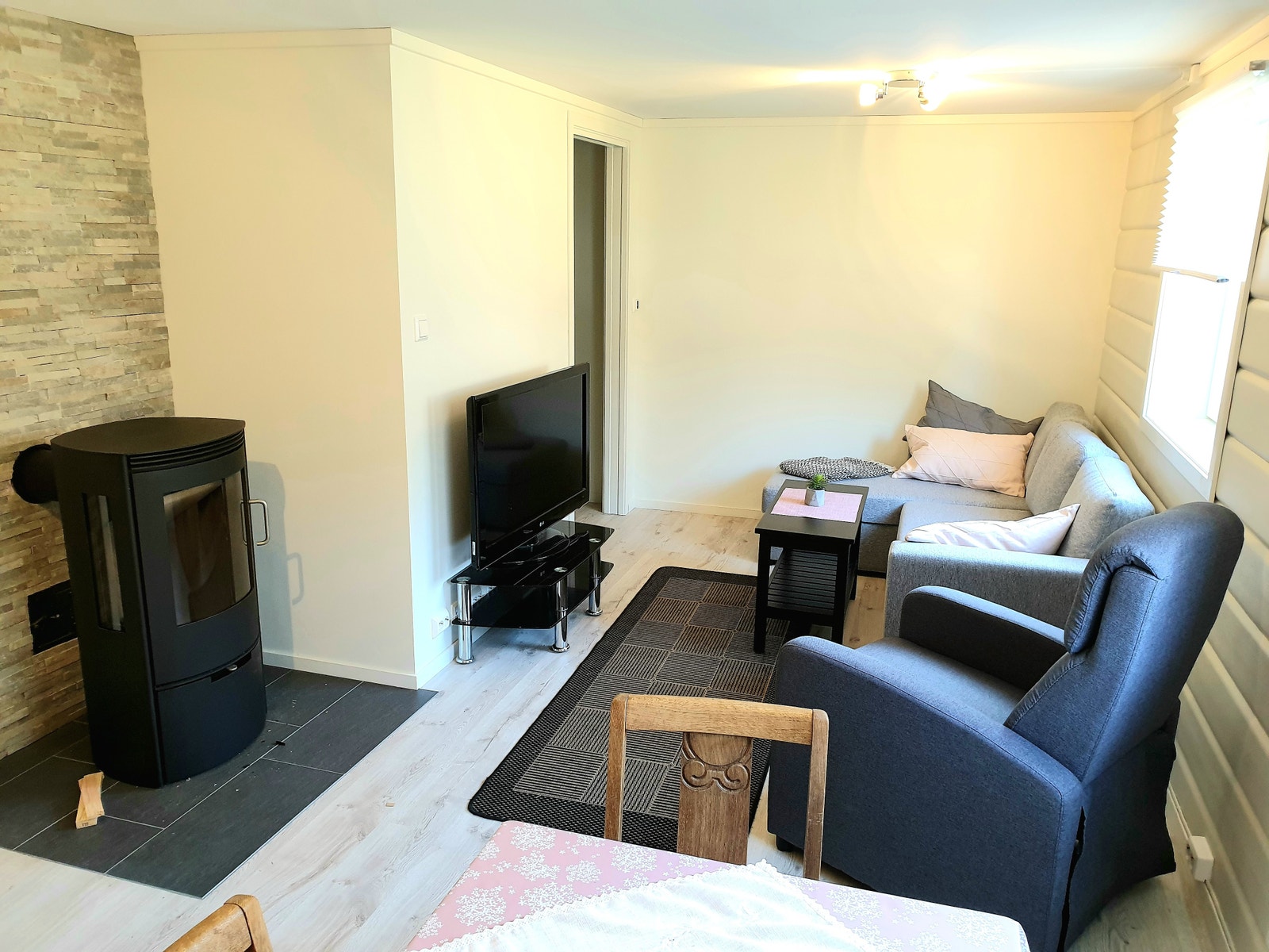 Stue med vedovn og tv Galleribilde