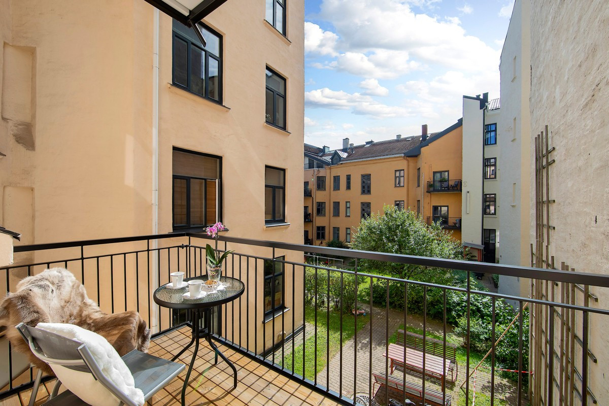 Balkongen er fra 2017 og har en sydøstvendt beliggenhet.