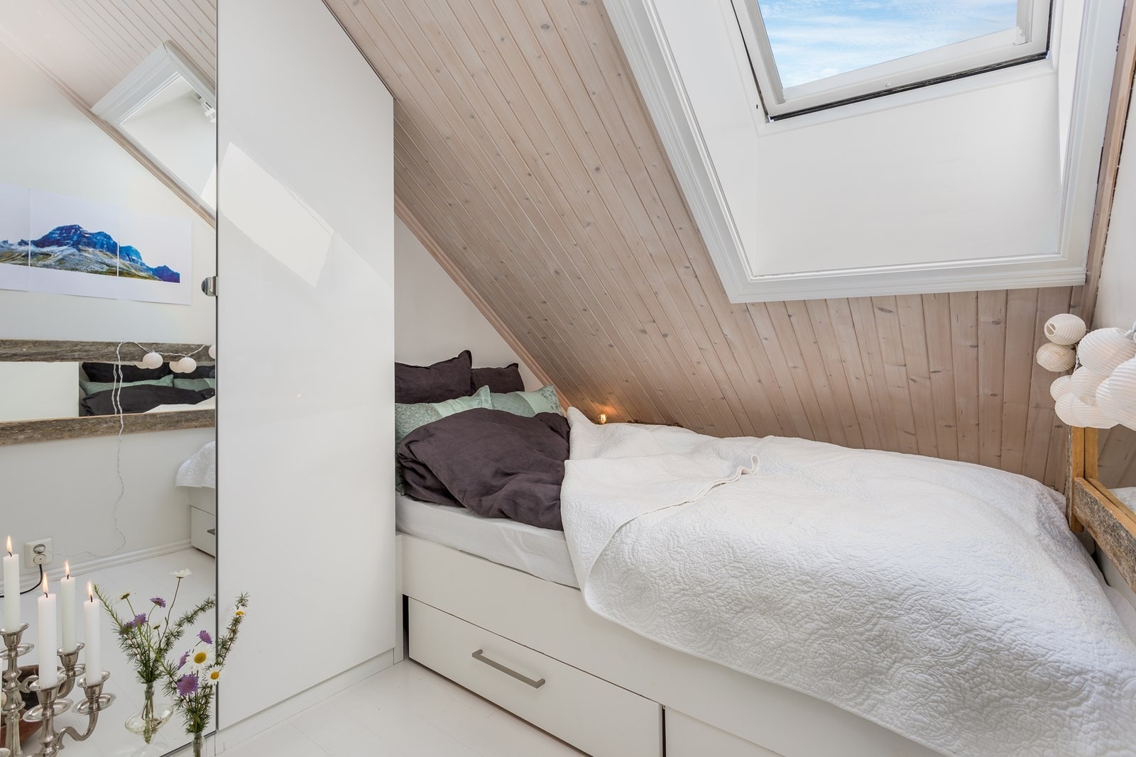 Sovealkove med gode lagringsmuligheter. Galleribilde